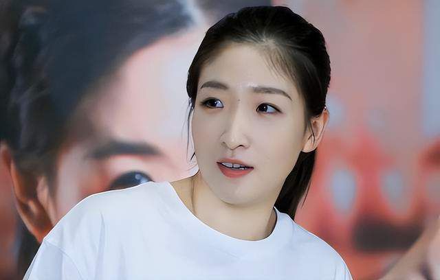 美女尿裤